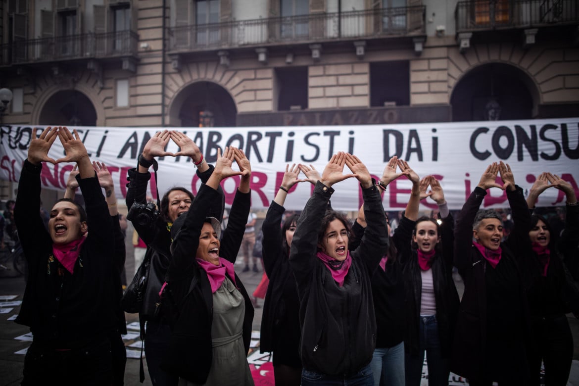 Torino, manifestazione di Non una di meno contro l’attacco alla legge 194