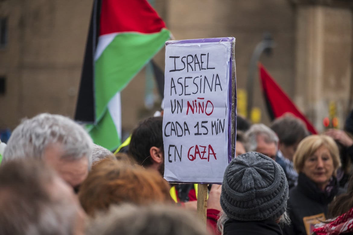 Uno dei cartelli nel fine settimana di mobilitazioni spagnole per la Palestina foto Ap