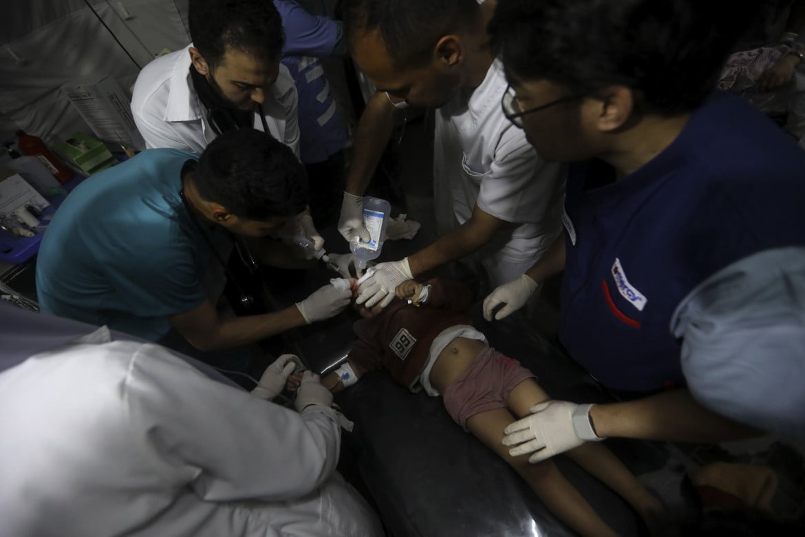 I feriti nel raid di venerdì notte al Kuwaiti Hospital di Rafah Ap/Ismael Abu Dayyah