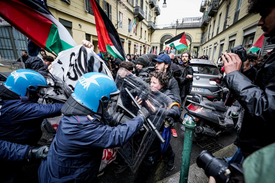 Gli scontri tra polizia e manifestanti ieri a Torino foto Ansa/Tino Romano