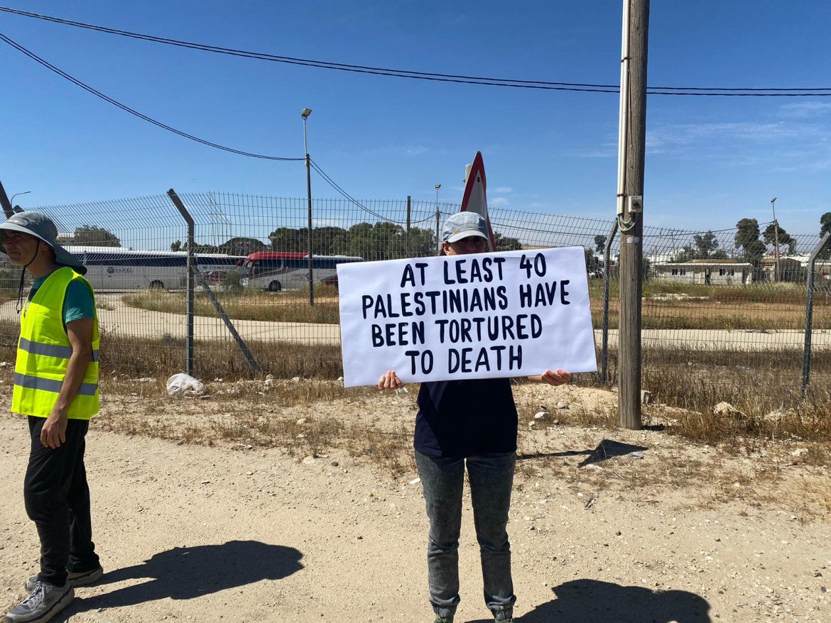 La protesta dei pacifisti israeliani davanti al centro di detenzione di Sde Teiman foto di Michele Giorgio