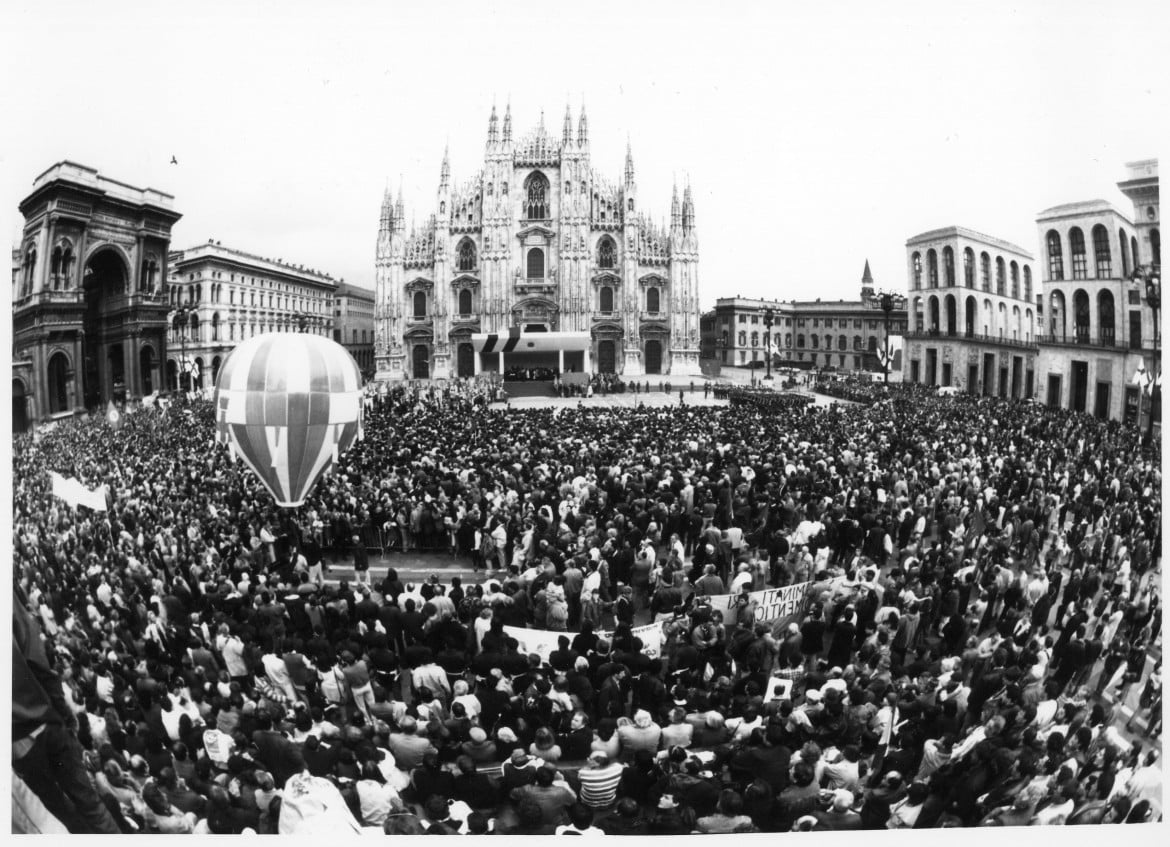 Piazza del Duomo. Milano, 25 aprile 1945. Foto di Ravagli