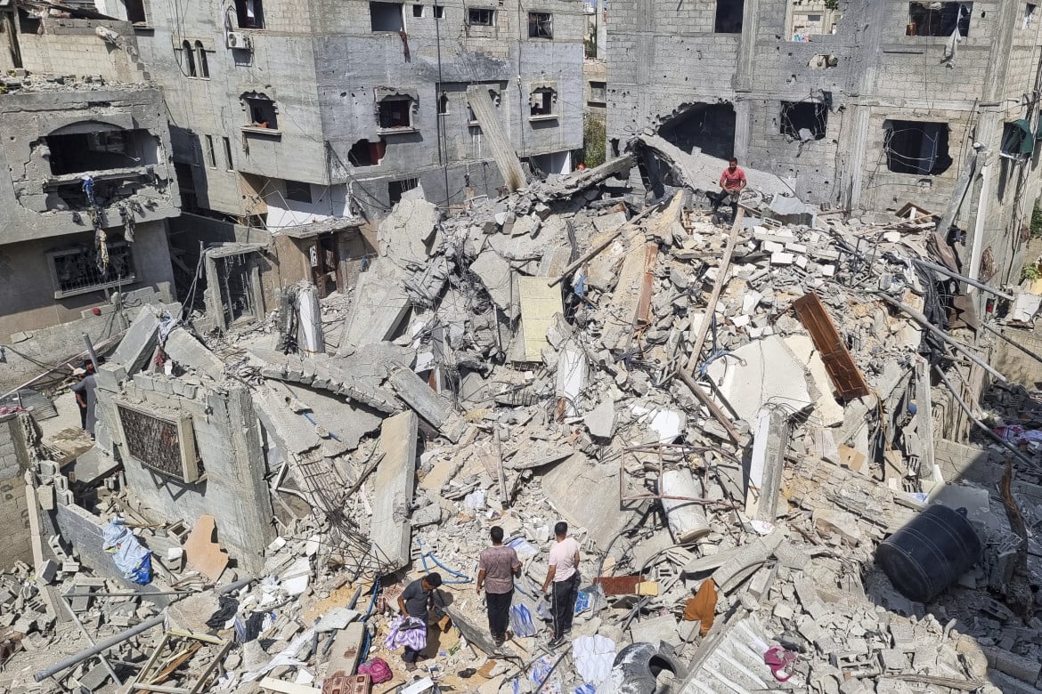 La distruzione dopo un raid aereo israeliano a Rafah foto Ap
