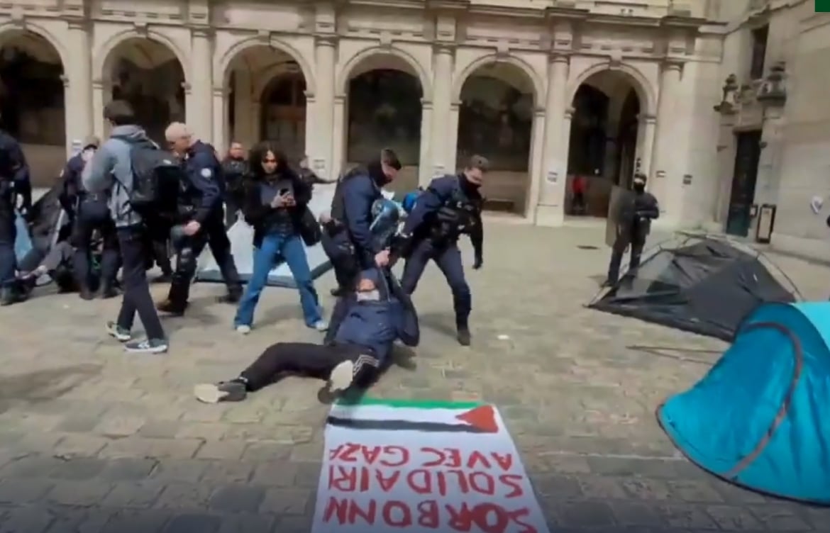 Screenshot da un video dello sgombero degli studenti in protesta all’università Sorbona di Parigi