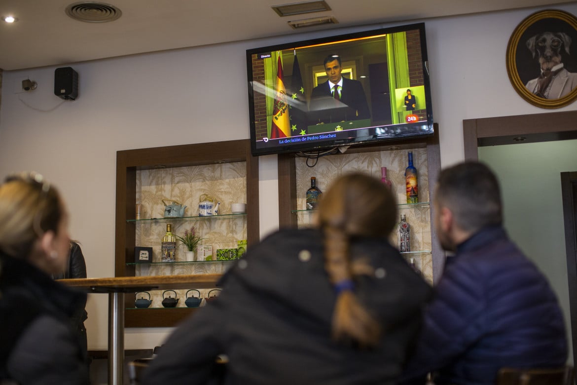 Il discorso di Pedro Sánchez seguito in un bar di Madrid foto Ansa