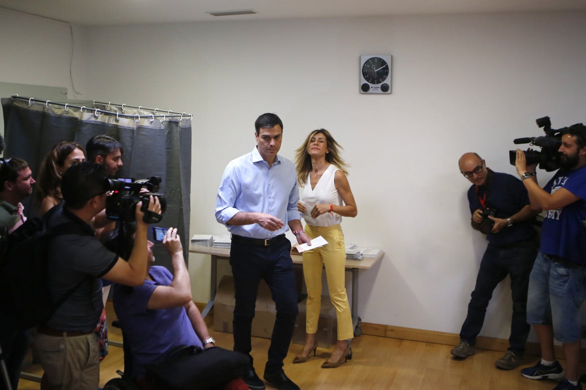 Pedro Sanchez e sua moglie Begona Gomez al voto alle elezioni del 2016 a Madrid