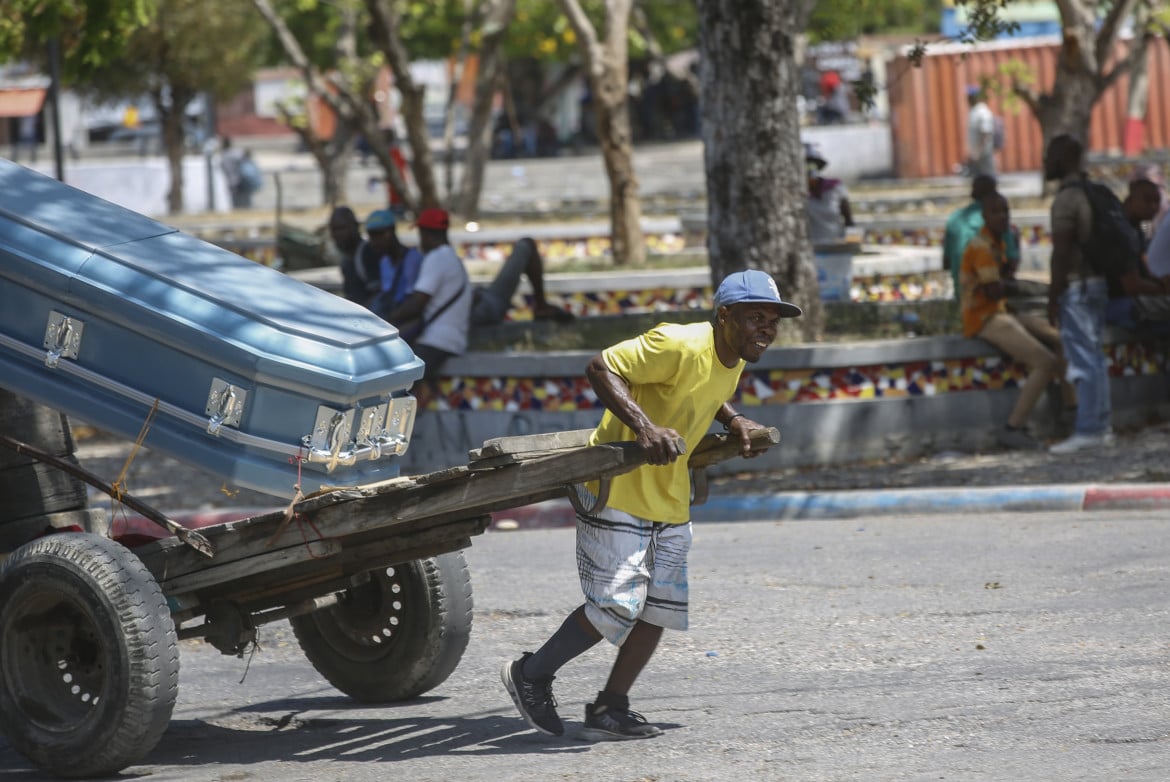 Un carretto funebre nelle strade della capitale di Haiti