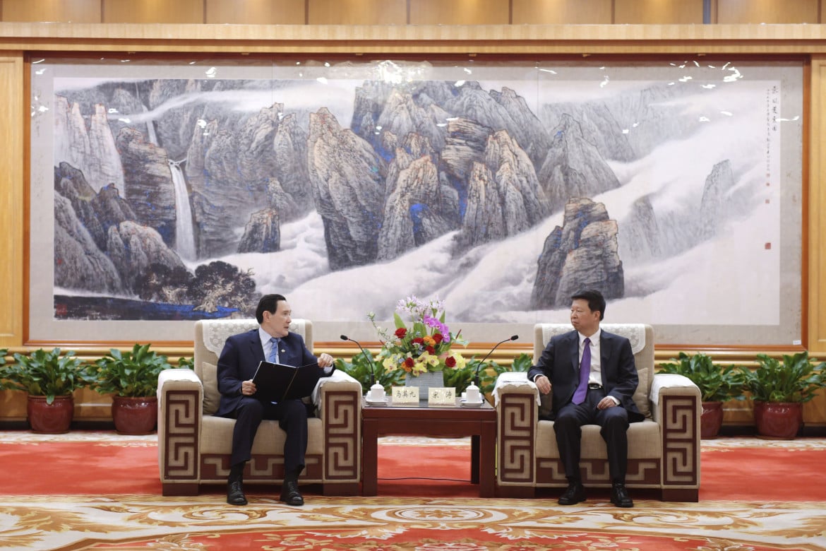 L'ex presidente taiwanese Ma Ying-jeou con Song Tao, direttore dell'Ufficio per gli Affari di Taiwan della Cina a Shenzhen