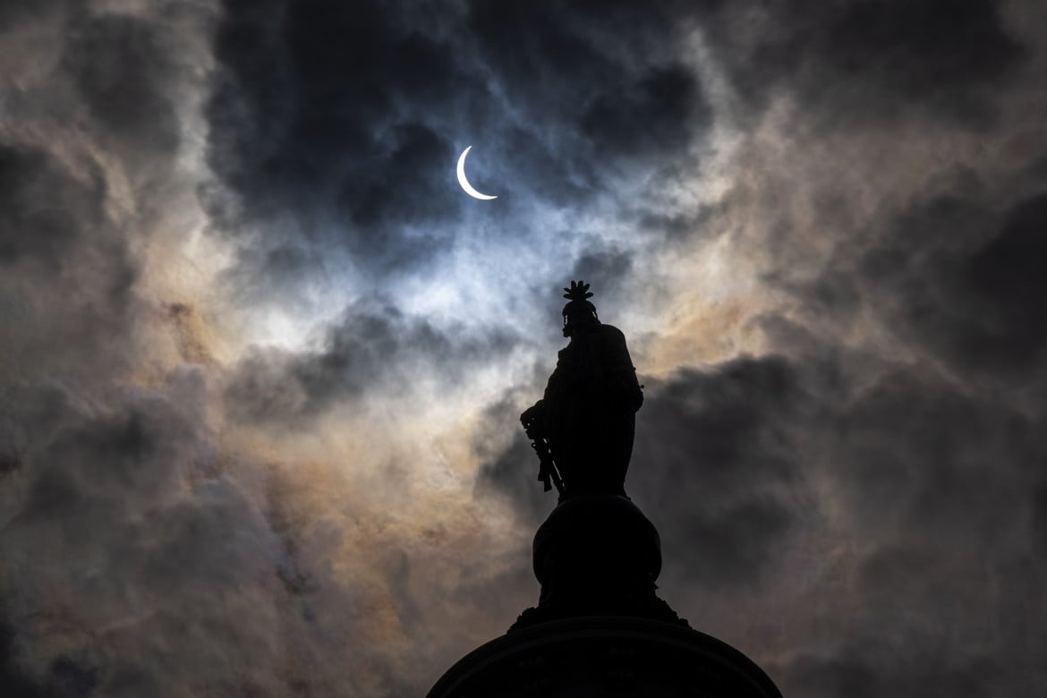 8 aprile 2024, eclisse di sole totale sulla statua della libertà a Washington