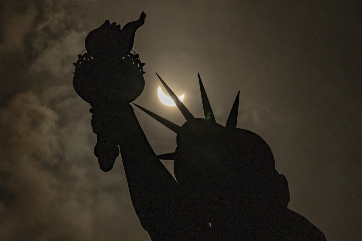8 aprile 2024, eclisse di sole totale sulla statua della libertà a New York City