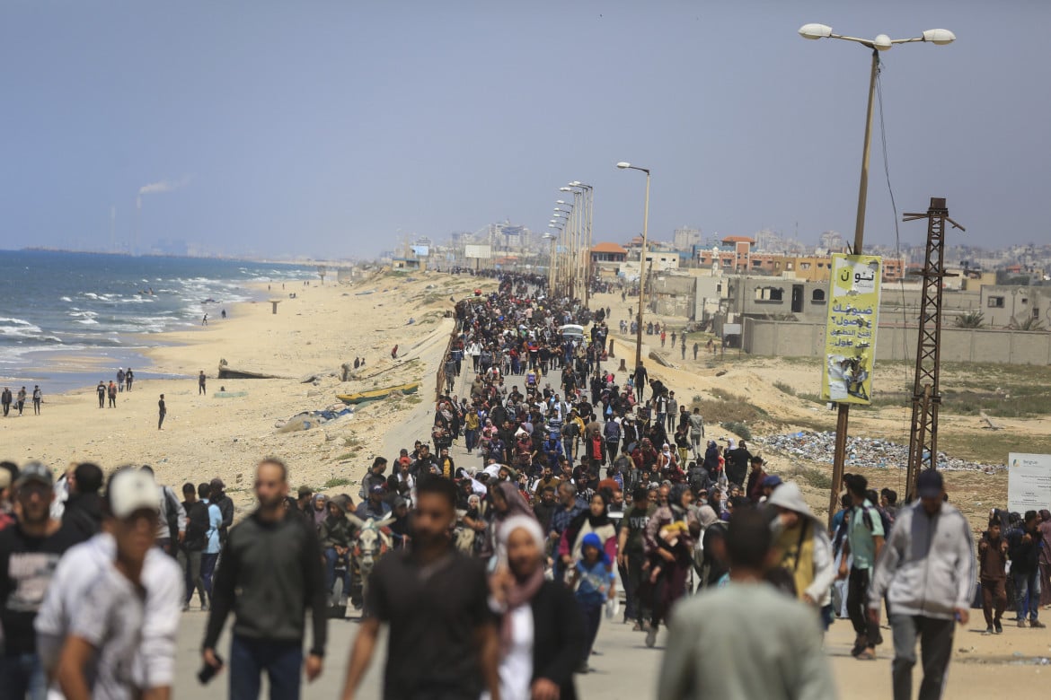 L'esodo dei palestinesi verso il nord di Gaza su Rashid street
