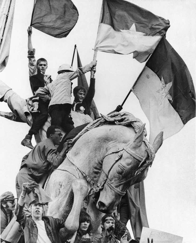 Manifestanti sulla statua del generale Logan il 26 agosto 1968 a Chicago