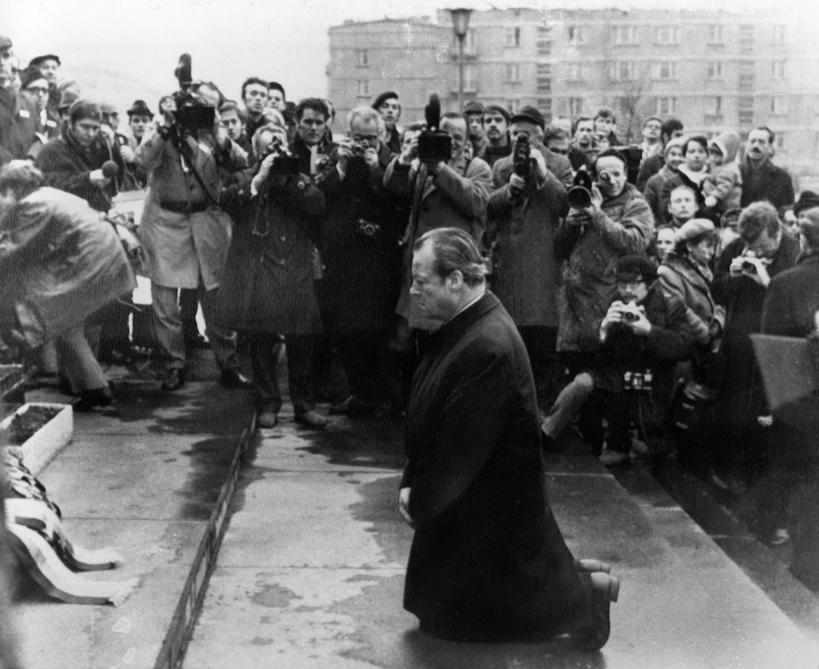 Varsavia, 6 dicembre 1970. Il cancelliere della Germania Ovest Willy Brandt (Spd) in ginocchio davanti al monumento agli eroi ebrei