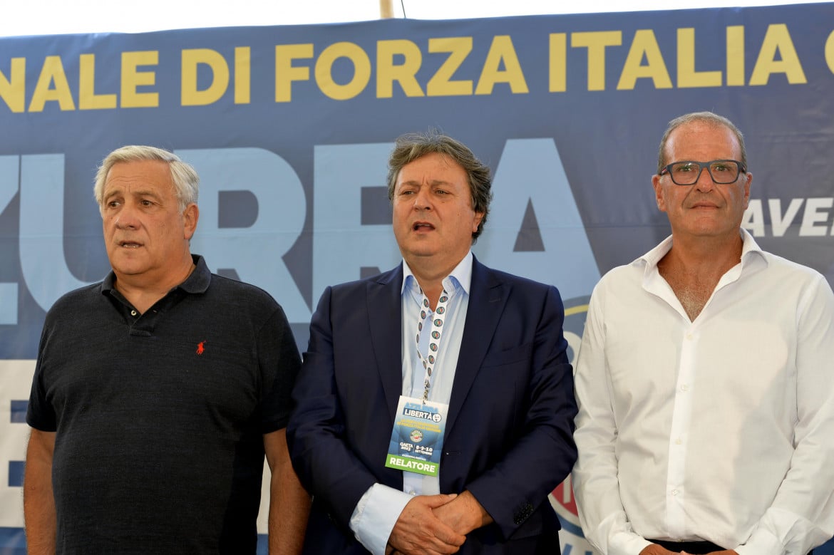 Il ministro degli Esteri Esteri Antonio Tajani, il senatore Claudio Fazzone e l'ex sindaco di Gaeta Cosimino Mitrano a una kermesse a Gaeta