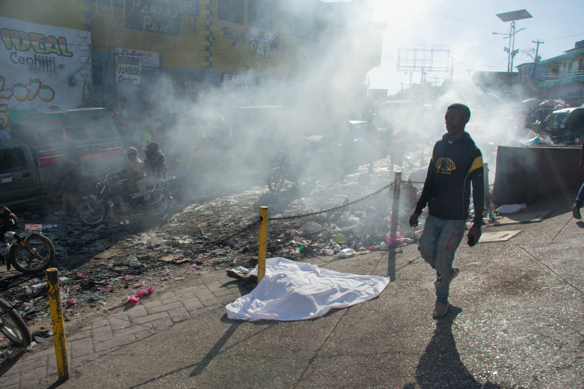 Una strada di Pétionville, a Port-au-Prince, disseminata di cadaveri