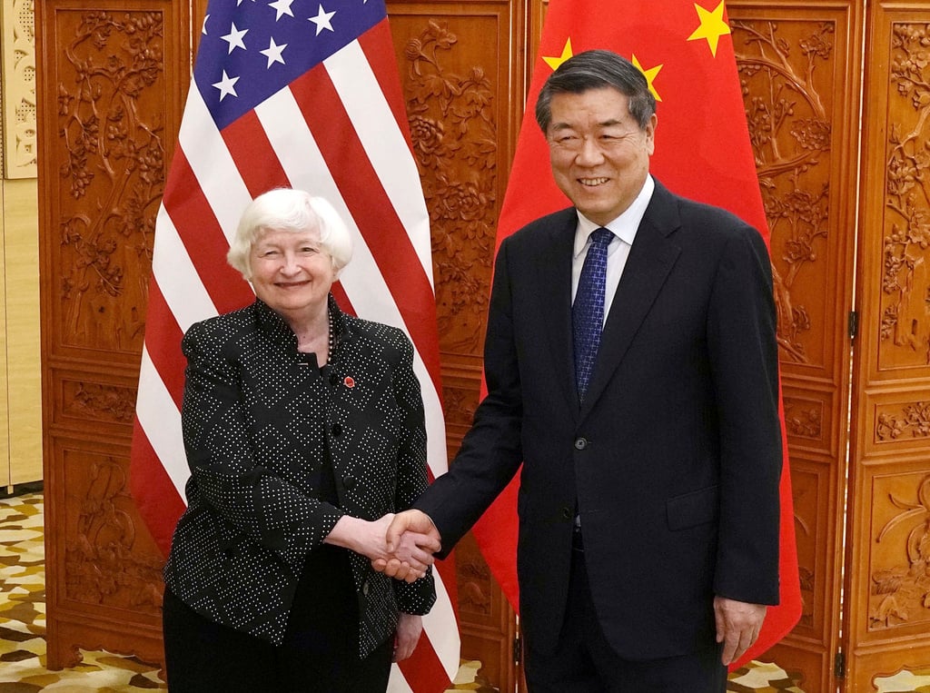 Janet Yellen con il vicepresidente cinese He Lifeng (Kyodo via AP Images)