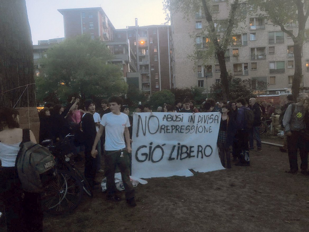 La mobilitazione in sostegno all’adolescente arrestato a Bologna