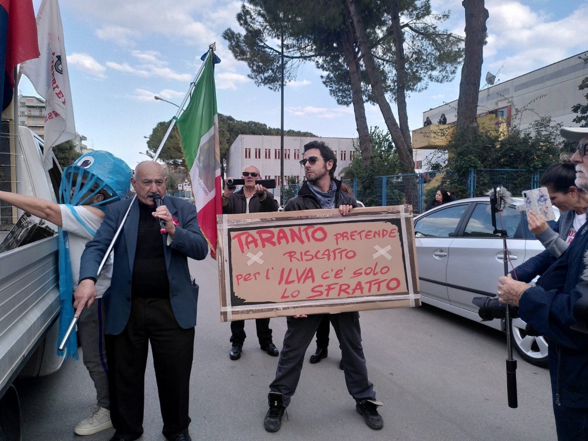 La protesta: «Salvare Taranto, non l’ex Ilva»