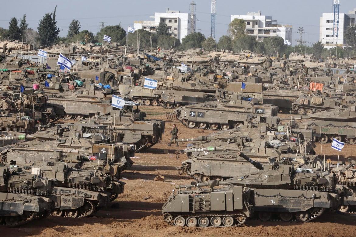 Veicoli militari israeliani radunati vicino alla recinzione di confine con la Striscia di Gaza