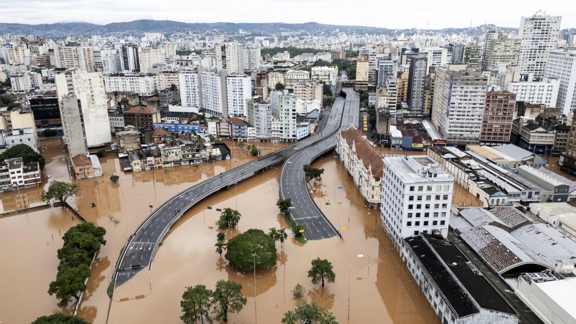 Un’area della città di Porto Alegre, in Brasile, allagata dopo l’inondazione del Lago Guaiba