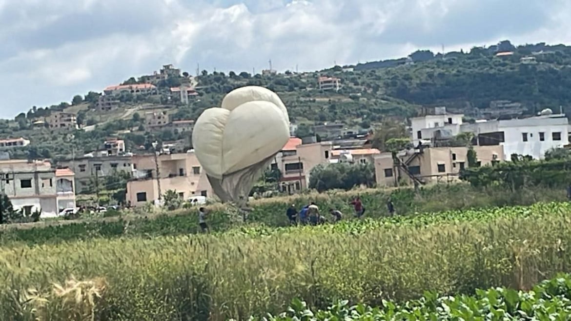 Pallone spia israeliano abbattuto in Libano da razzi di Hezbollah