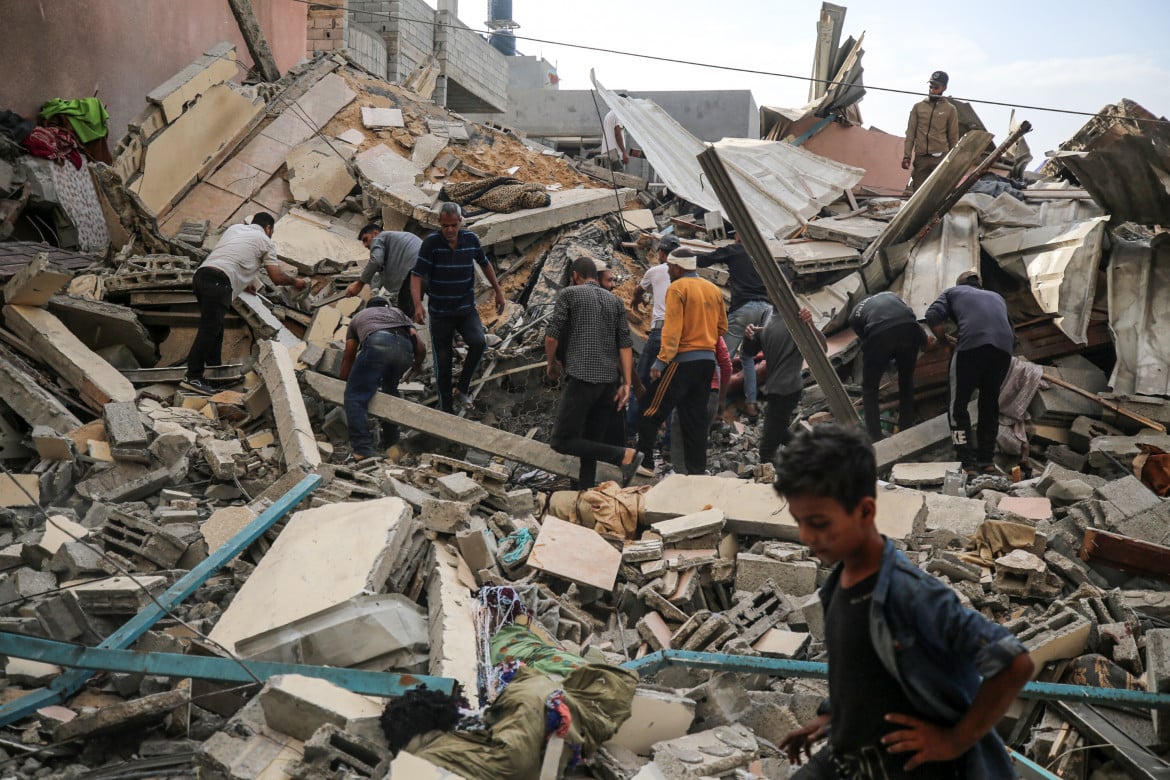 La ricerca dei dispersi dopo un bombardamento israeliano su una casa di Nuseirat foto Ap/Majdi Fathi