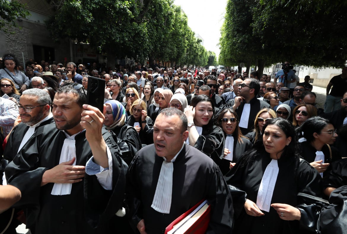Tunisi, in centinaia protestano davanti al palazzo di giustizia