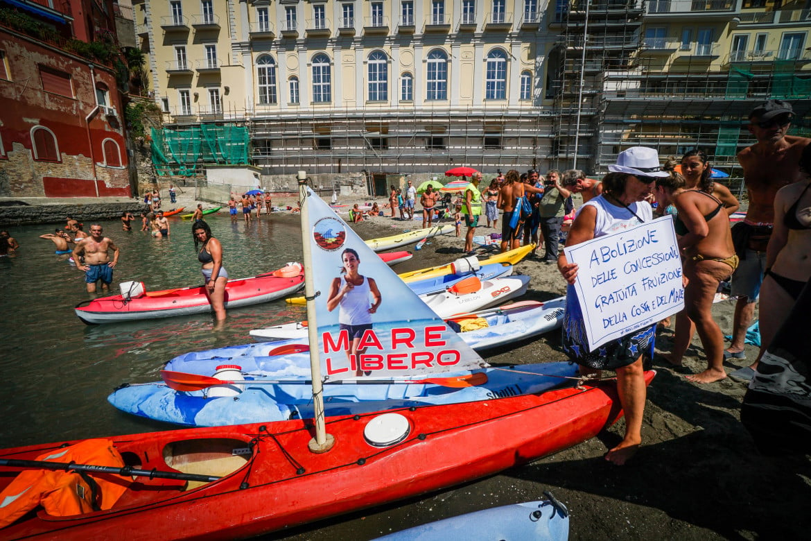 Napoli, torna il numero chiuso nelle spiagge pubbliche