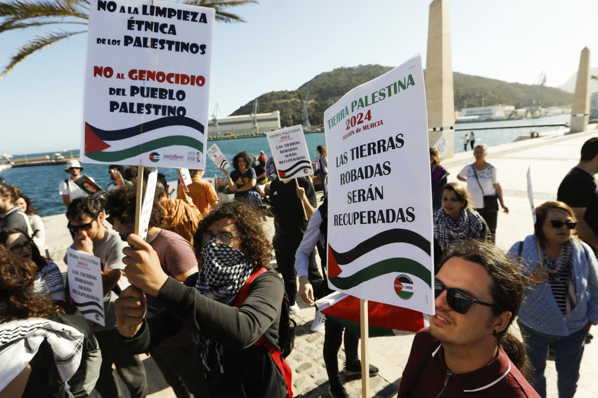 Manifestazione a Cartagena, il 16 maggio, in vista del possibile arrivo della nave militare diretta in Israele foto Ap/Edu Botella