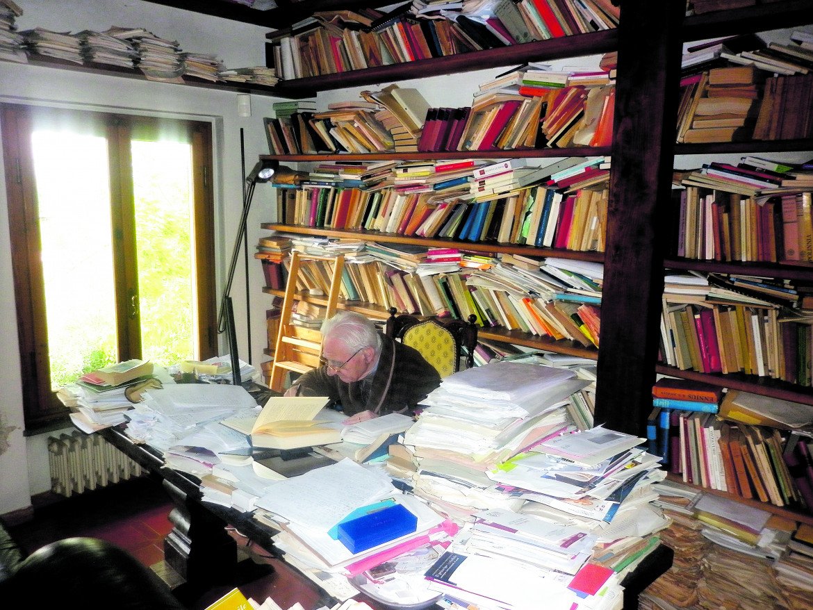 Antonio La Penna al lavoro nello studio di casa, in una foto degli ultimi anni