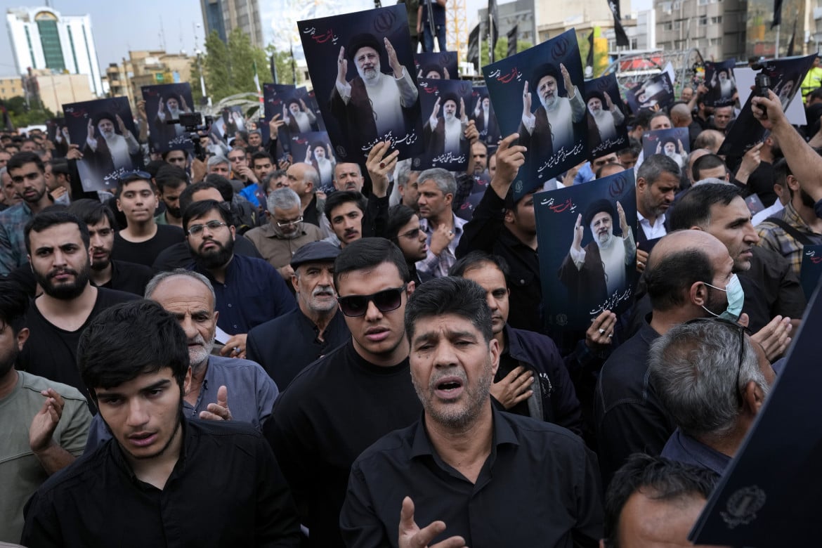 Marcia funebre a Teheran dei sostenitori di Raisi