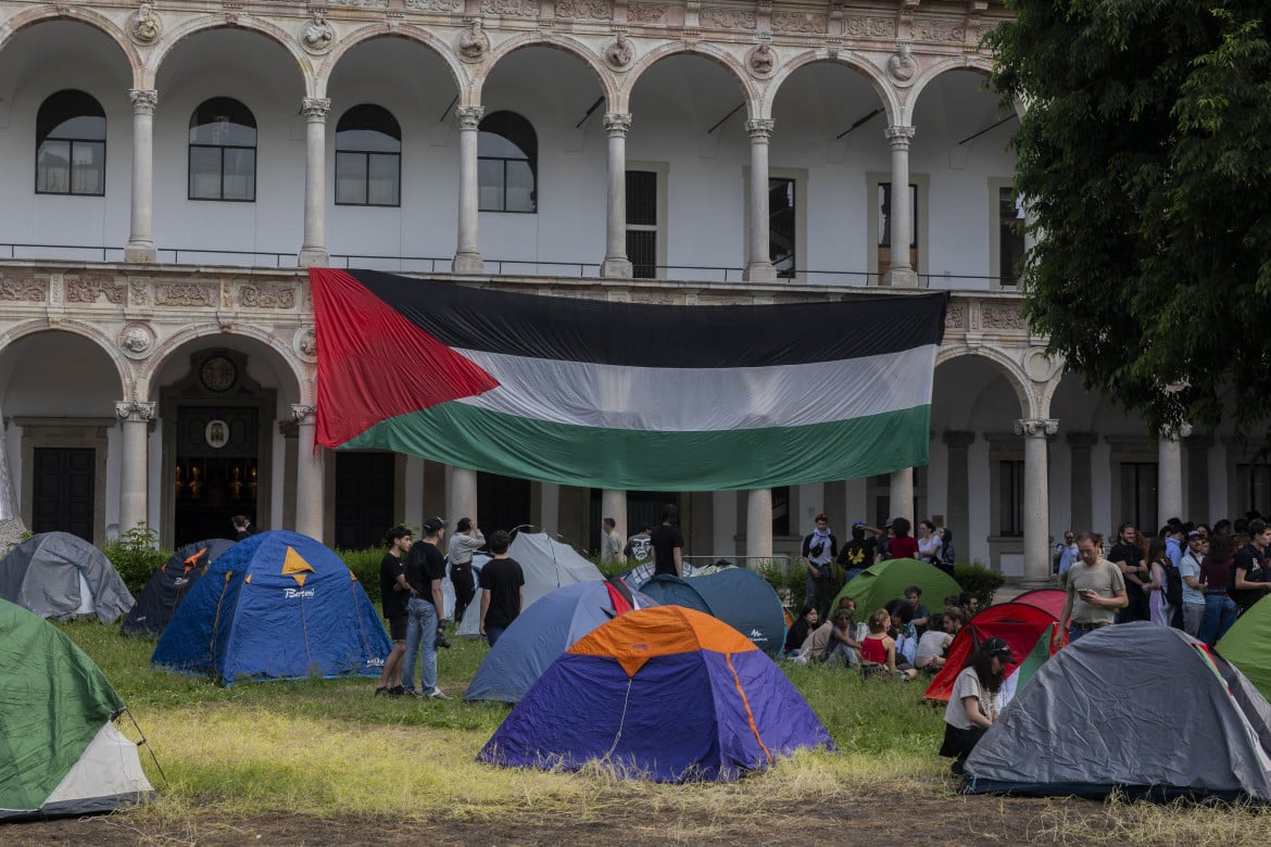 Studenti protestano all’Università Statale di Milano con tende pro-Palestina