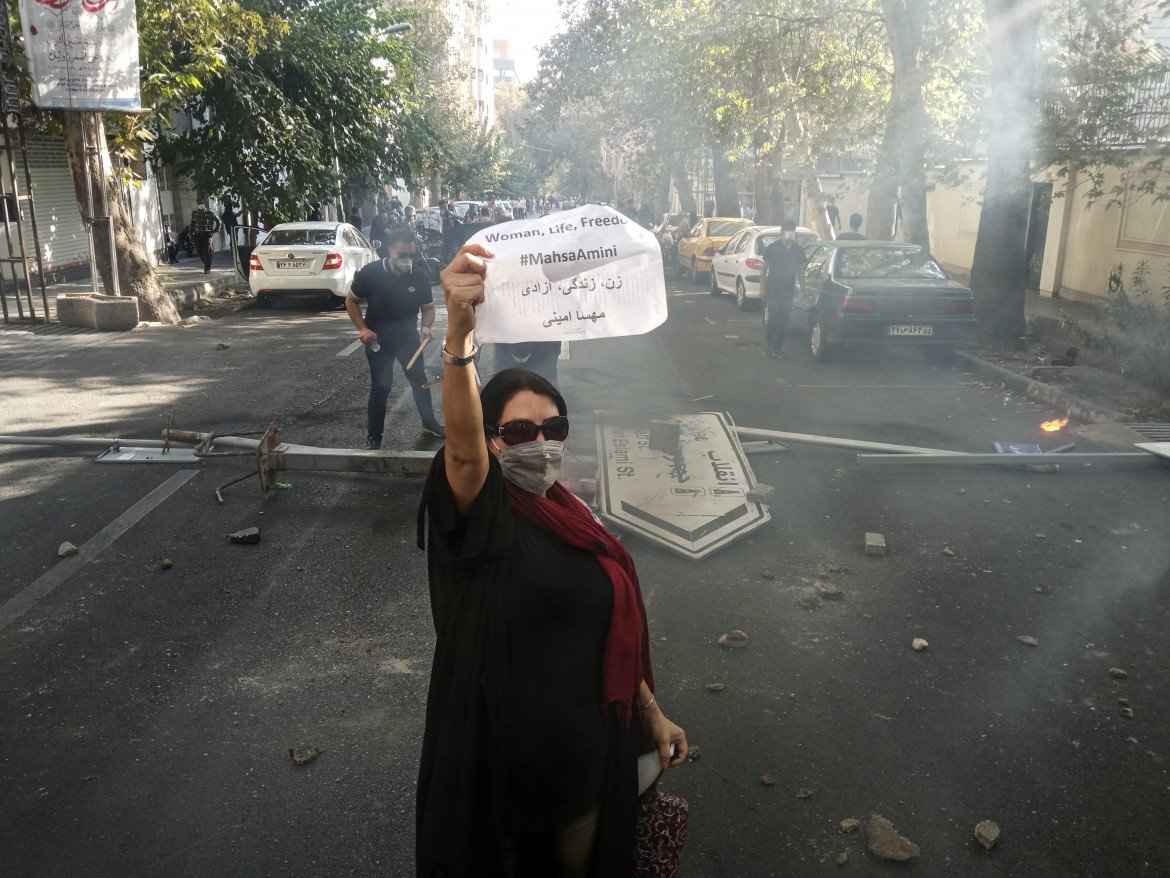 Ottobre 2022, le donne iraniane in piazza per Mahsa Amini foto Ap
