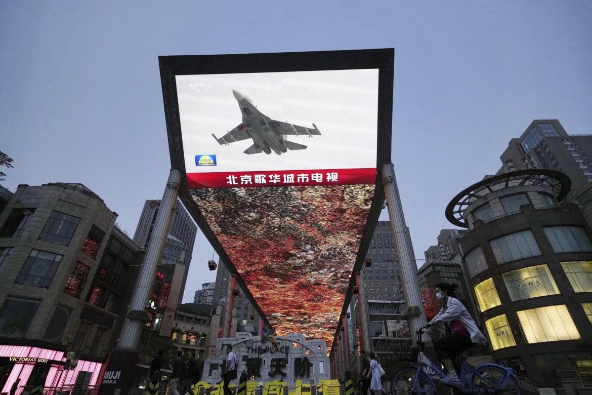 Le news sulle esercitazioni cinesi a Taiwan su un grande schermo a Pechino foto Ap