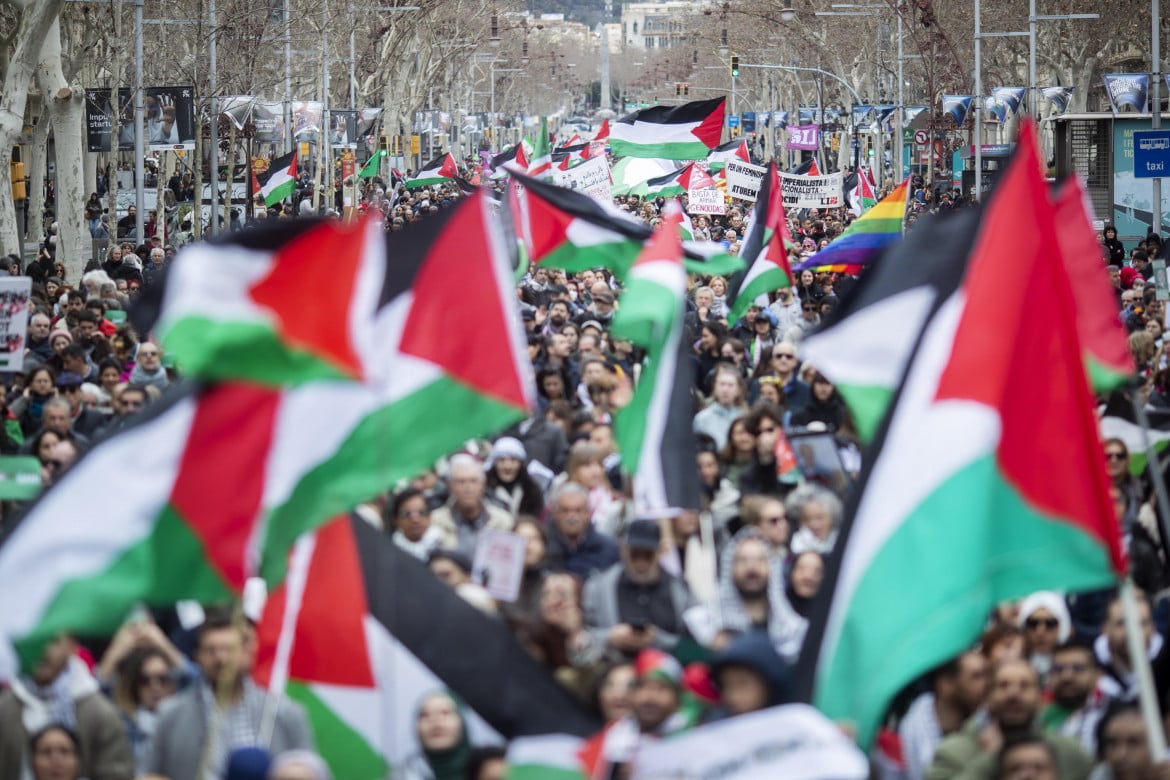25 febbraio 2024, manifestazione pro-Palestina a Barcellona foto Ap