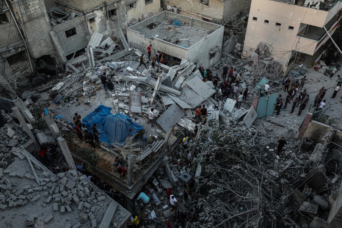Operazioni di ricerca e salvataggio dopo un attacco israeliano nel quartiere di al-Daraj a Gaza foto di Dawoud Abo Alkas/Getty Images