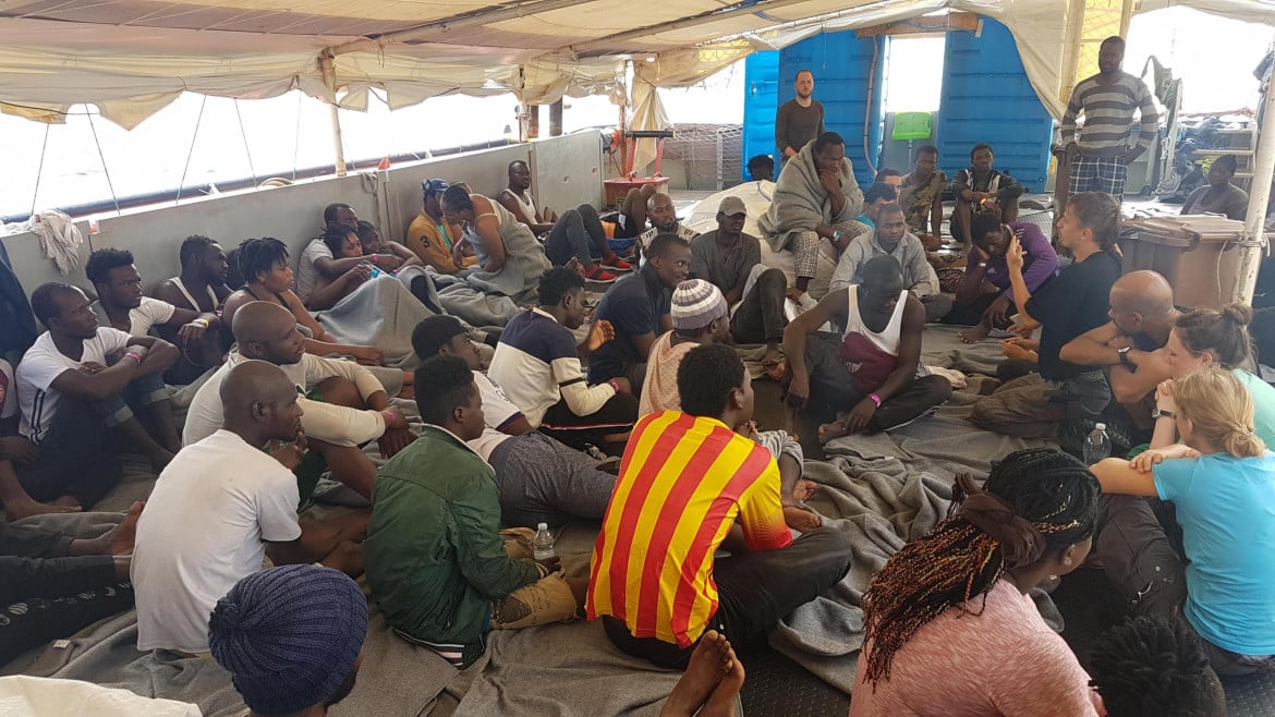 I migranti soccorsi dalla Sea Watch a bordo della nave nel giugno del 2019. 