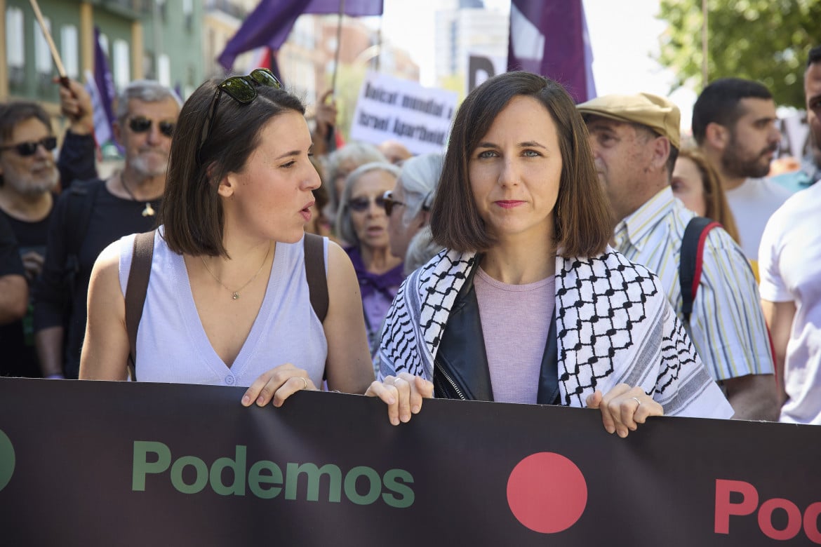 La segretaria politica di Podemos Irene Montero (sin.) , e la segretaria generale, sempre di Podemos, Ione Belarra (des.) alle manifestazione per la Nakba dell'11 maggio a Madrid