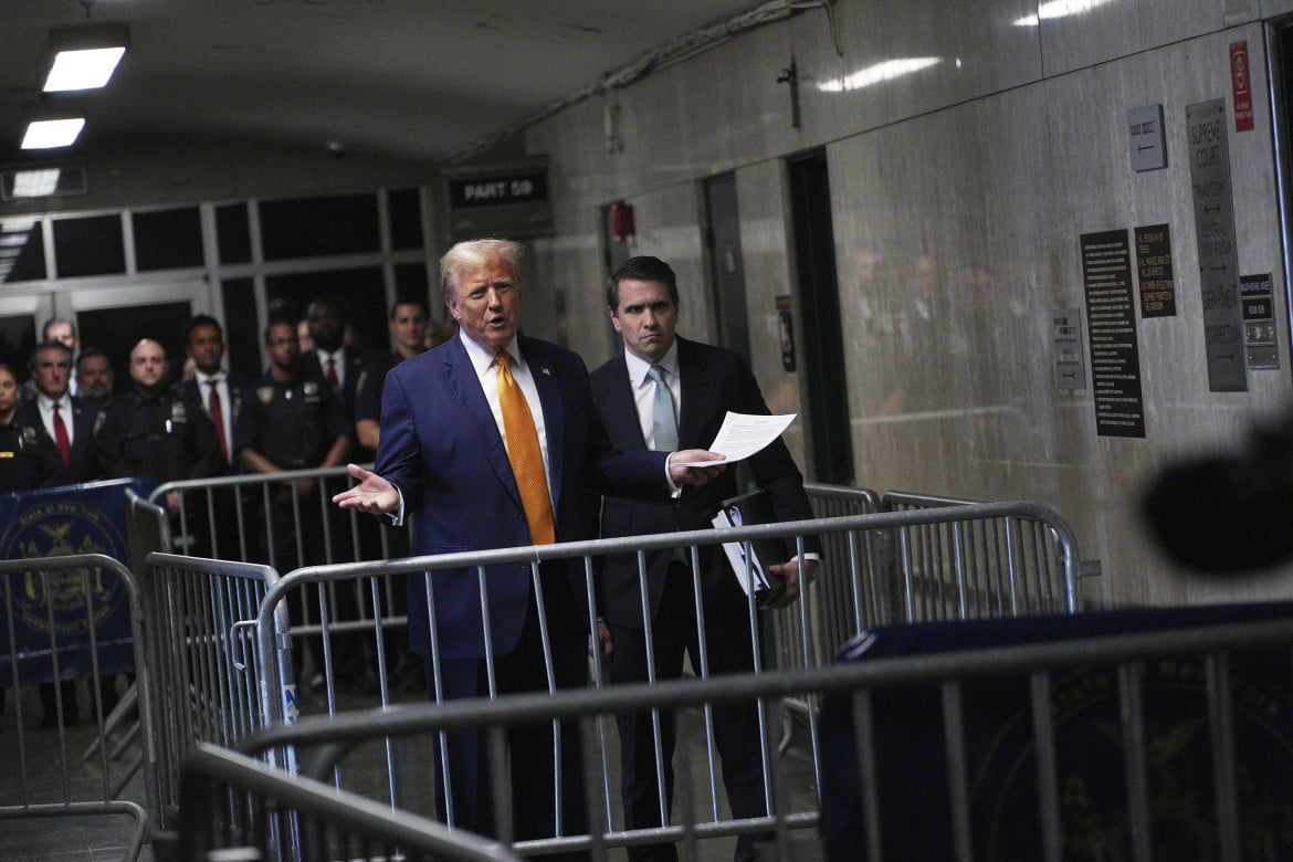 Donald Trump fuori dall'aula del tribunale di Manhattan a New York
