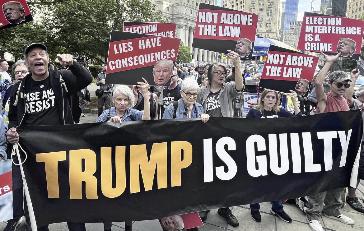 Manifestanti anti-Trump nel parco di fronte al tribunale di New York
