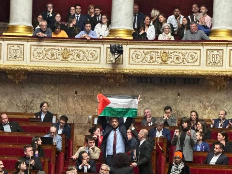 Sébastien Delogu, deputato insoumis, espone la bandiera della Palestina in parlamento