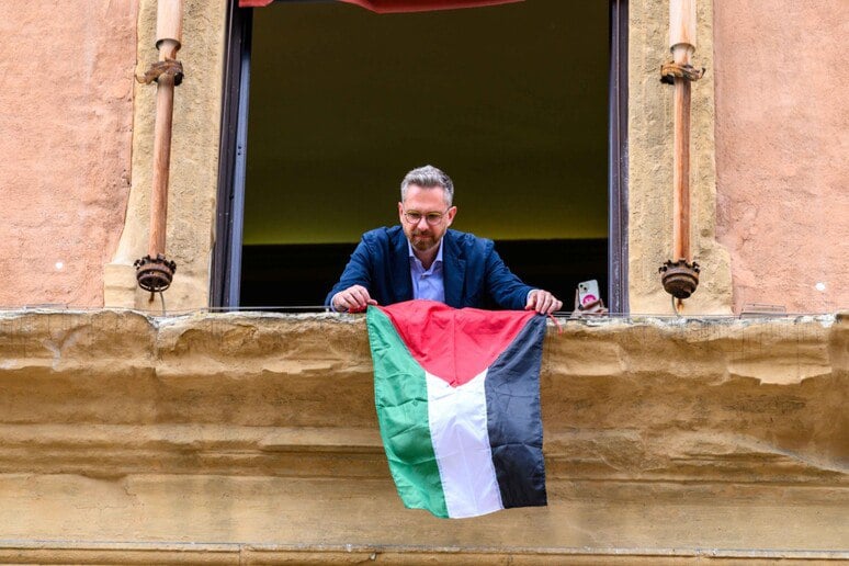 Bologna, Lepore espone la bandiera palestinese in Comune
