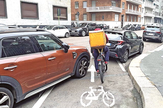 «Via Libera» questa sera a Milano, nelle strade della città per contare le auto in «sosta selvaggia»