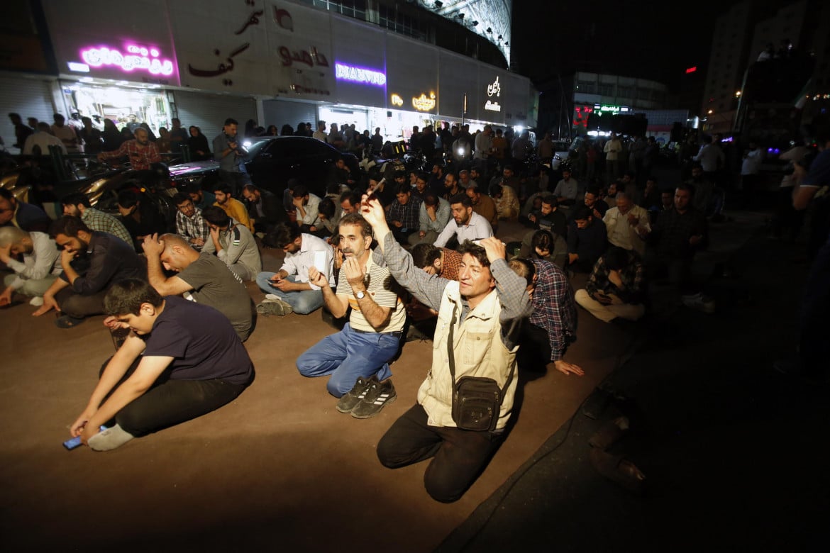 Il popolo iraniano in preghiera per Raisi a Teheran (EPA/ABEDIN TAHERKENAREH)