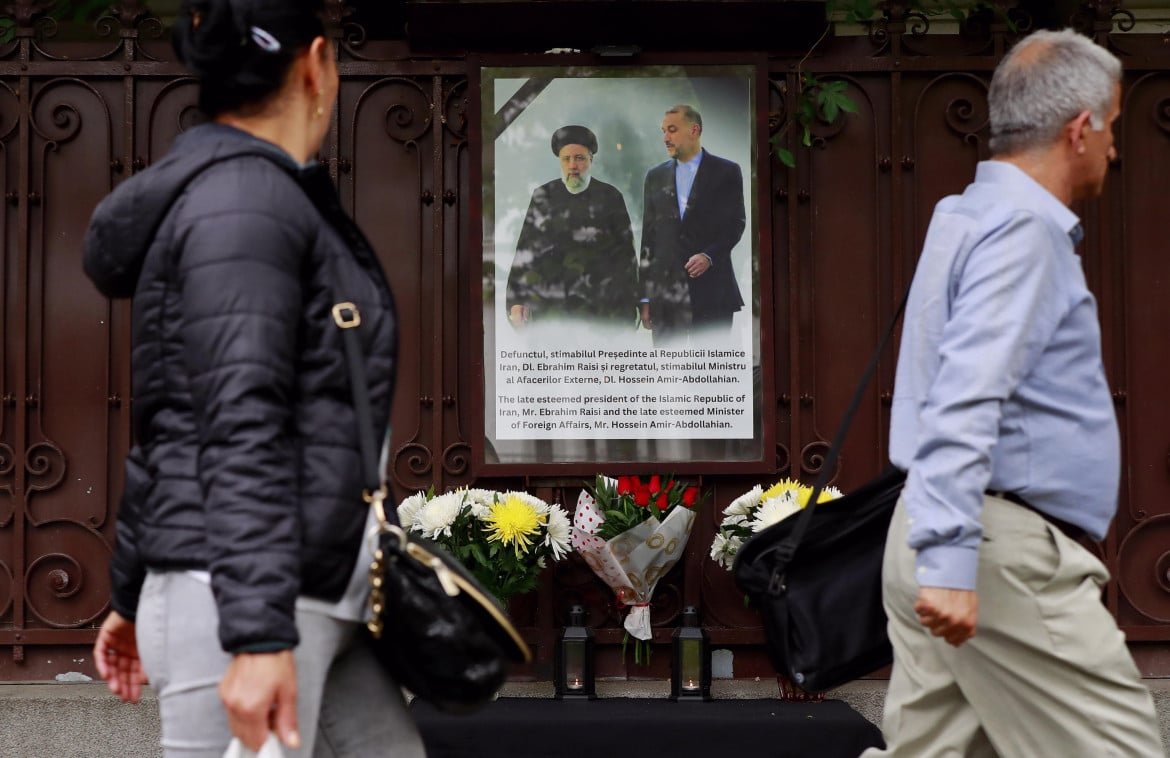 Memoriale davanti all'ambasciata iraniana a Bucarest dopo la morte del presidente iraniano Ebrahim Raisi e del ministro degli Esteri Hossein Amir-Abdollahian APE/ROBERT GHEMENT