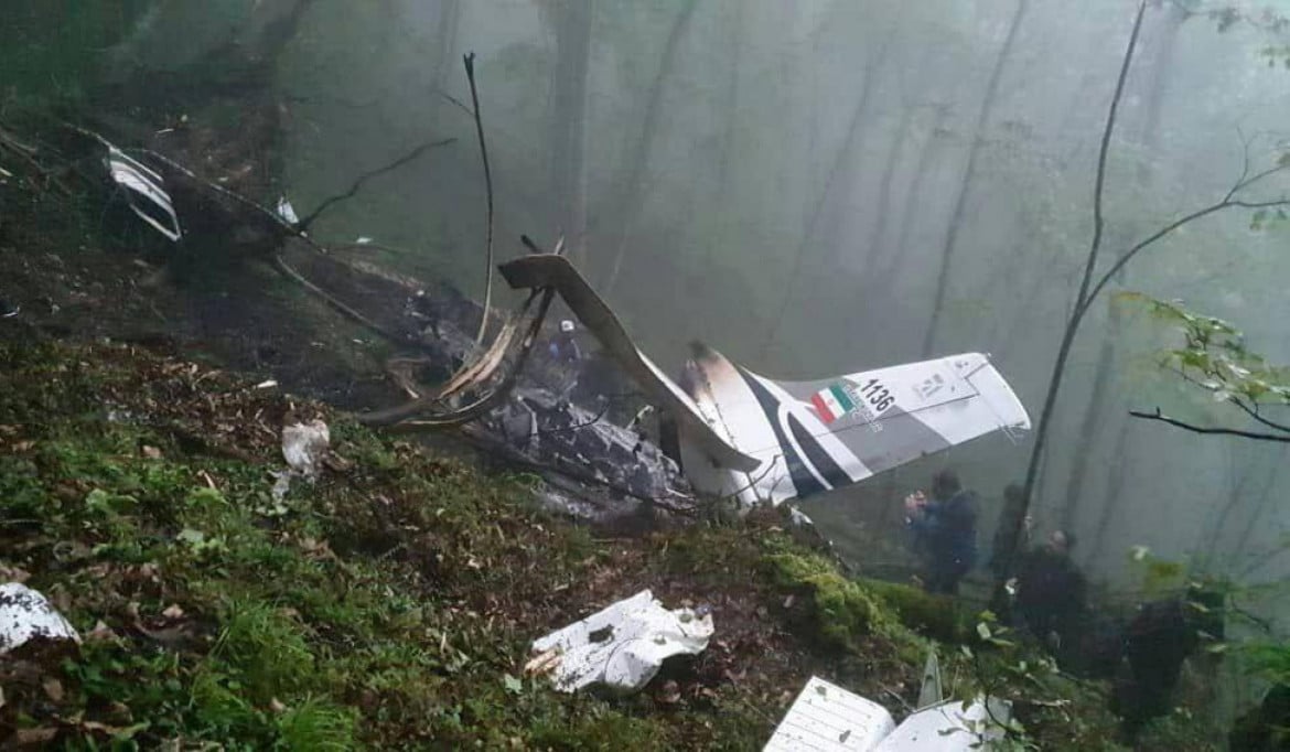 Iran, i resti dell'elicottero precipitato. A bordo c'era il presidente Raisi - EPA/Iranian state TV