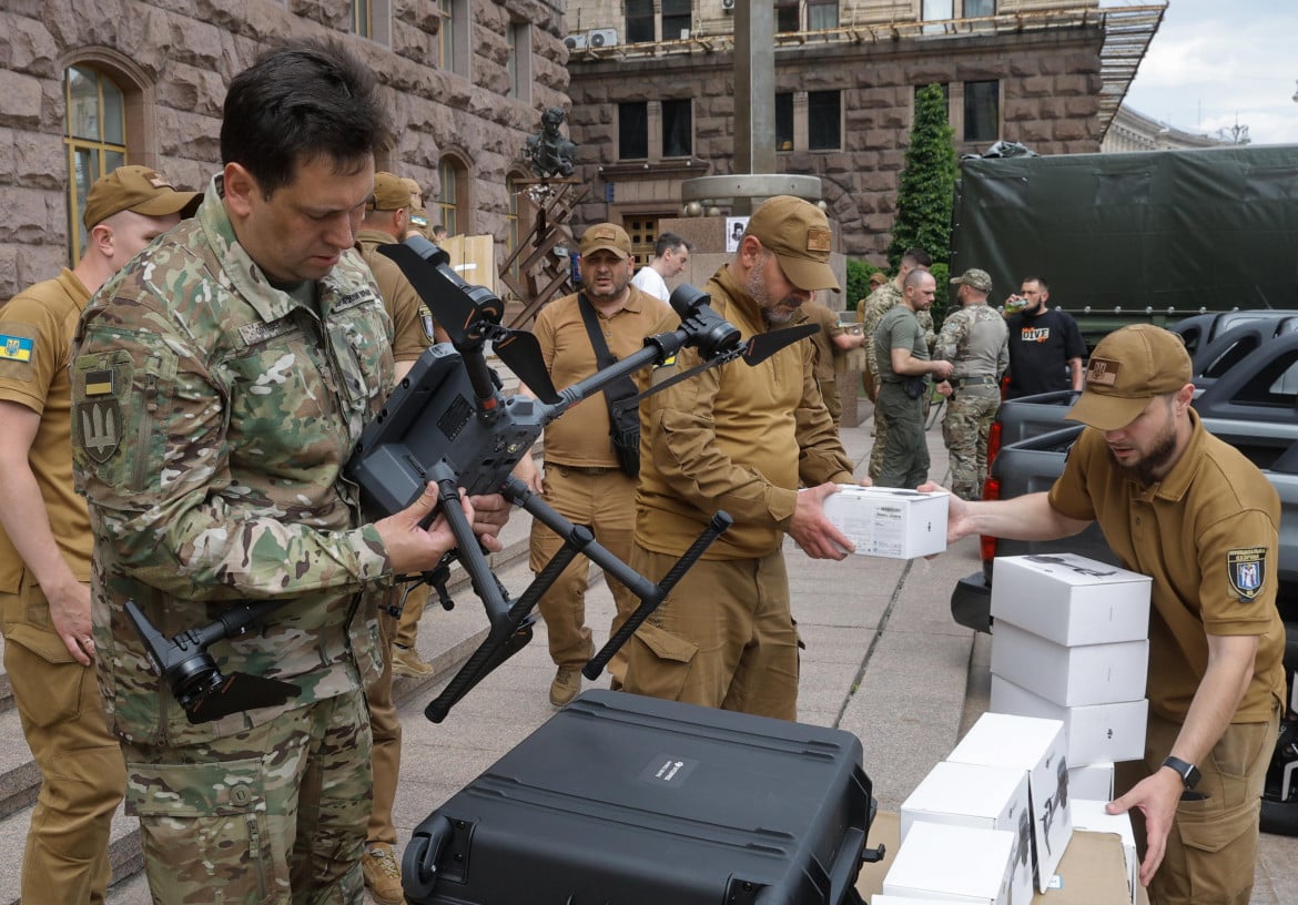 Consegna di droni alle truppe ucraine a Kiev