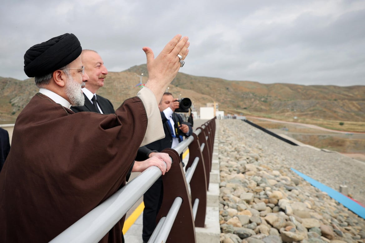 Il presidente iraniano Ebrahim Raisi insieme a quello azero Ilham Aliyev durante la visita alla diga (EPA/IRANIAN PRESIDENTIAL)