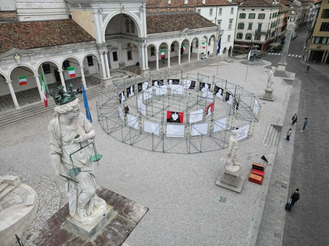 Gianluca Costantini invade Udine con un’onda: contro la violenza sulle donne