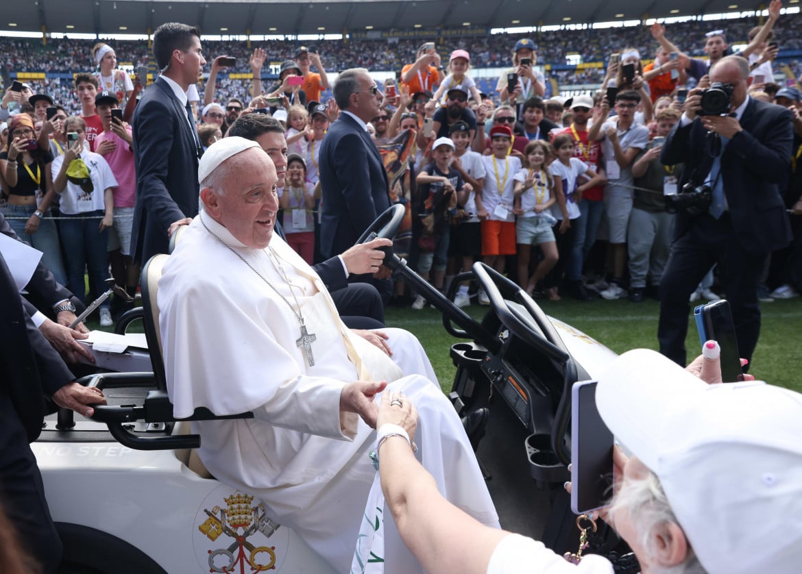 Papa Francesco allo stadio Bentegodi foto di Filippo Venezia/Ansa